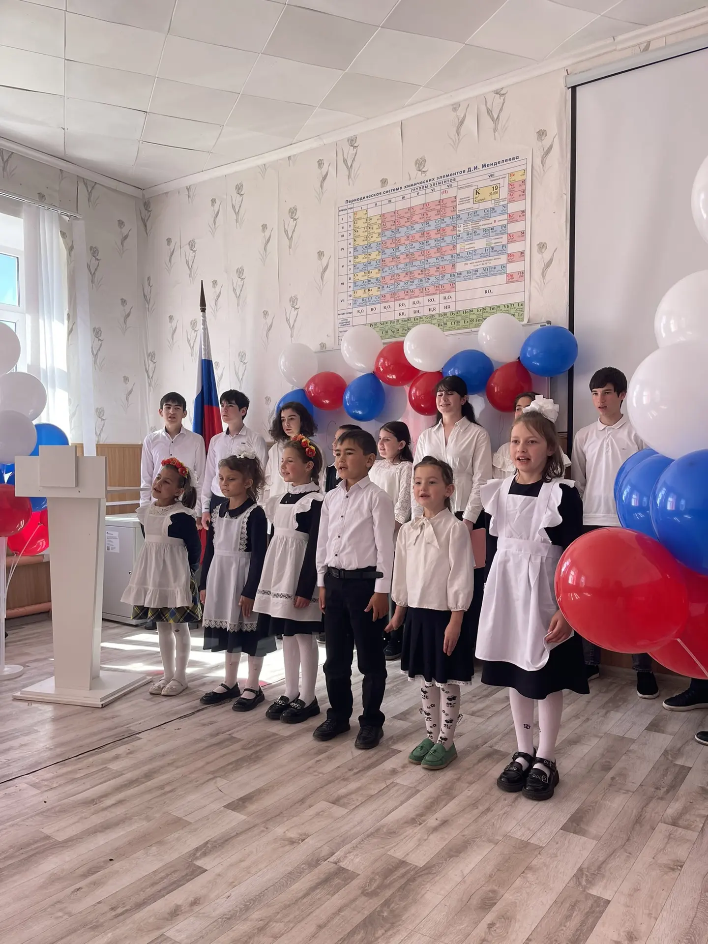 Традиционная линейка , вынос флаг а и «Разговоры о важном» 🇷🇺