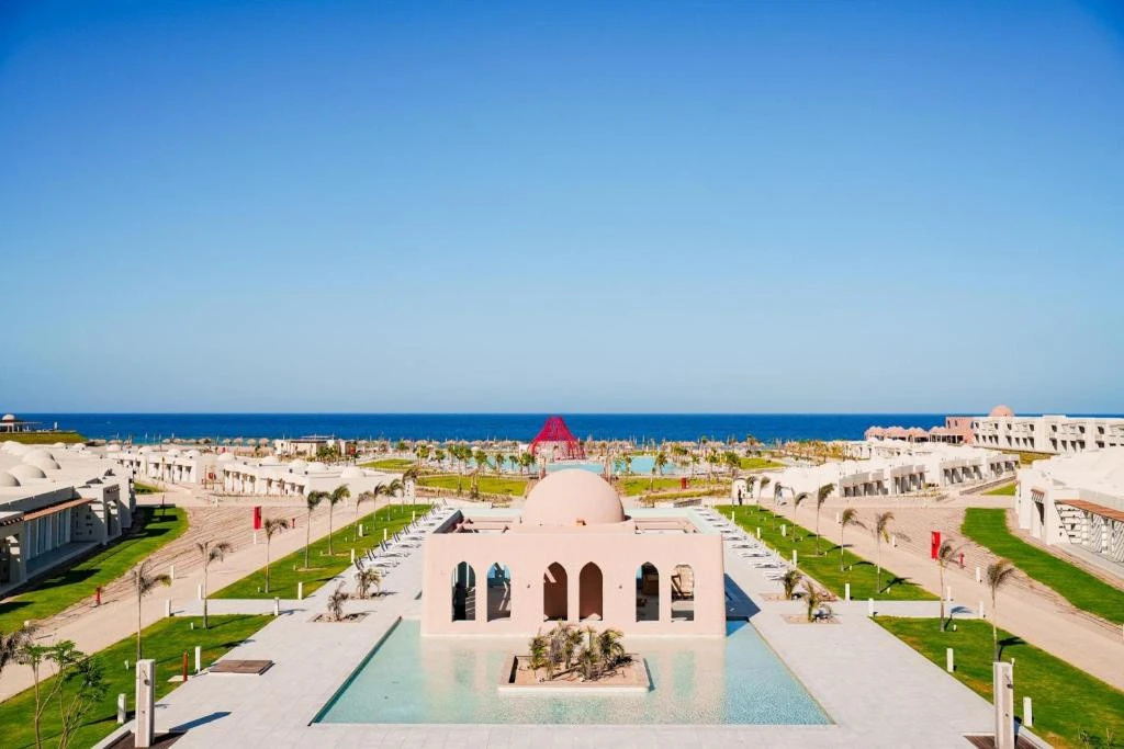 Откройте для себя SENTIDO REEF OASIS SUAKIN RESORT & SPA в Марса Аламе в 150 м от моря ...