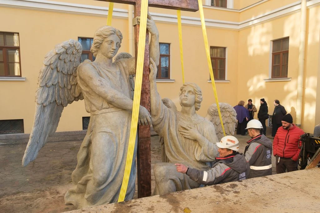 Скульптурная композиция поднята на крышу исторического здания СПбДА 15 октября. Она пре...