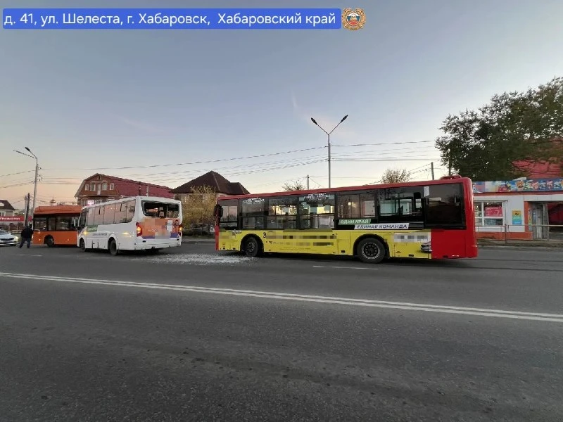 Три автобуса столкнулись на улице Шелеста в Хабаровске.
