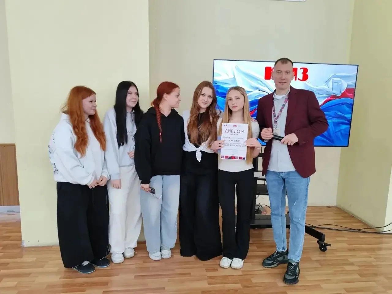 Ученики МБОУ СОШ 2 ( здание 4) 9 «Е» класса со вместно с классным руководителем Посметн...