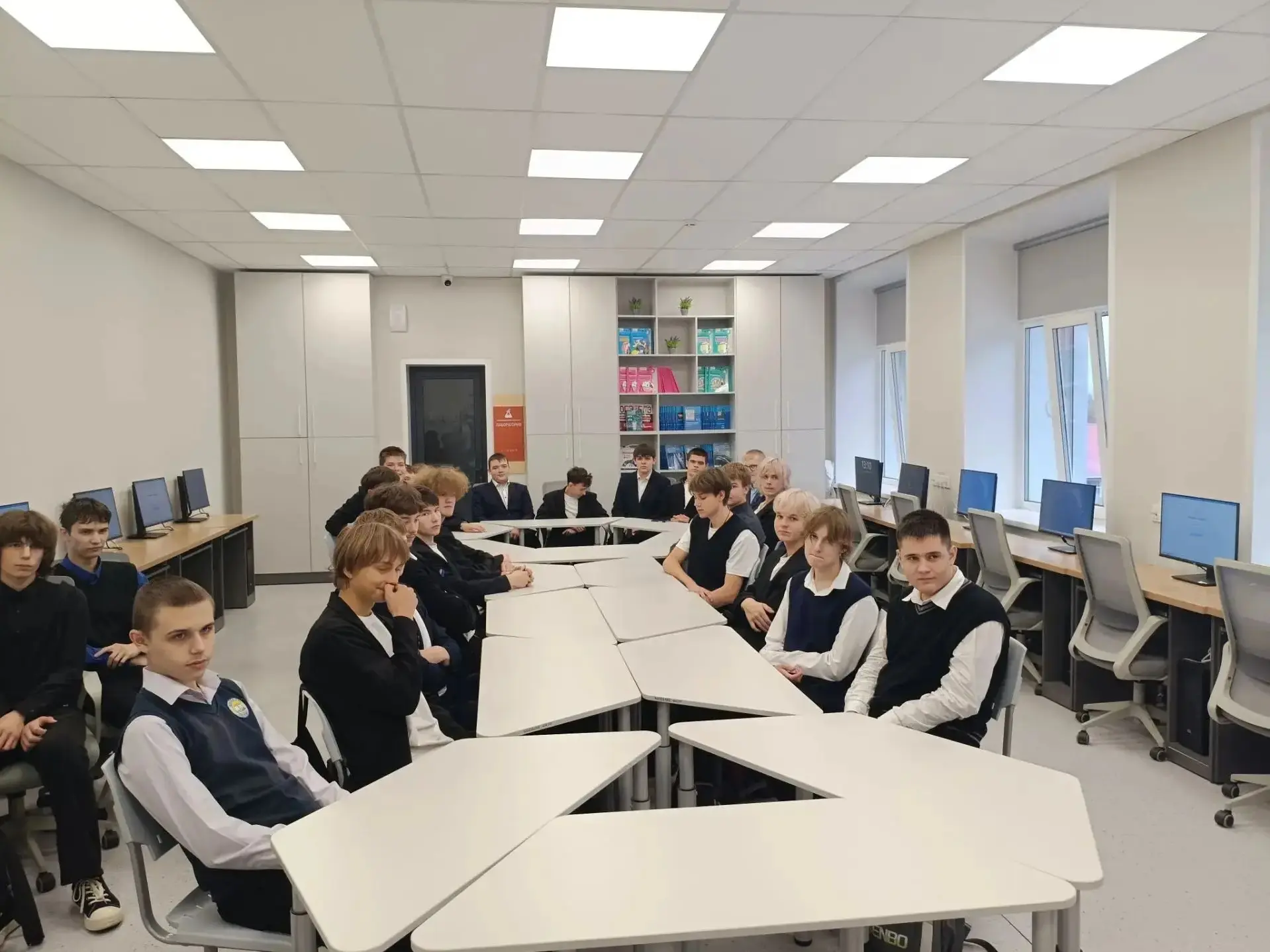 В средних школах г. Белово прошла онлайн - встреча с представителями Пограничного управ...