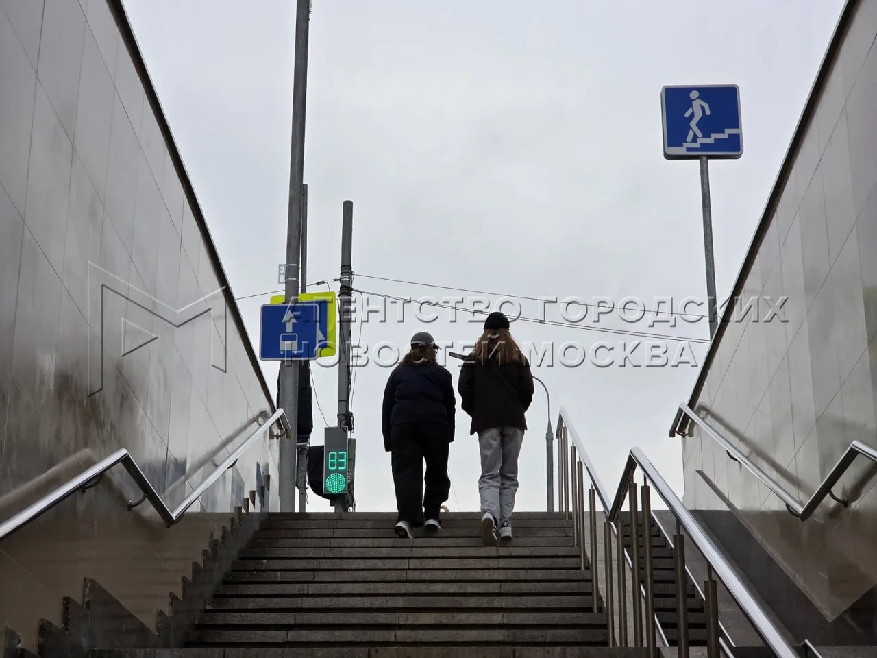 Пешеходы уже начали пользоваться новым подземным переходом в Бутырский. Теперь ходить к...