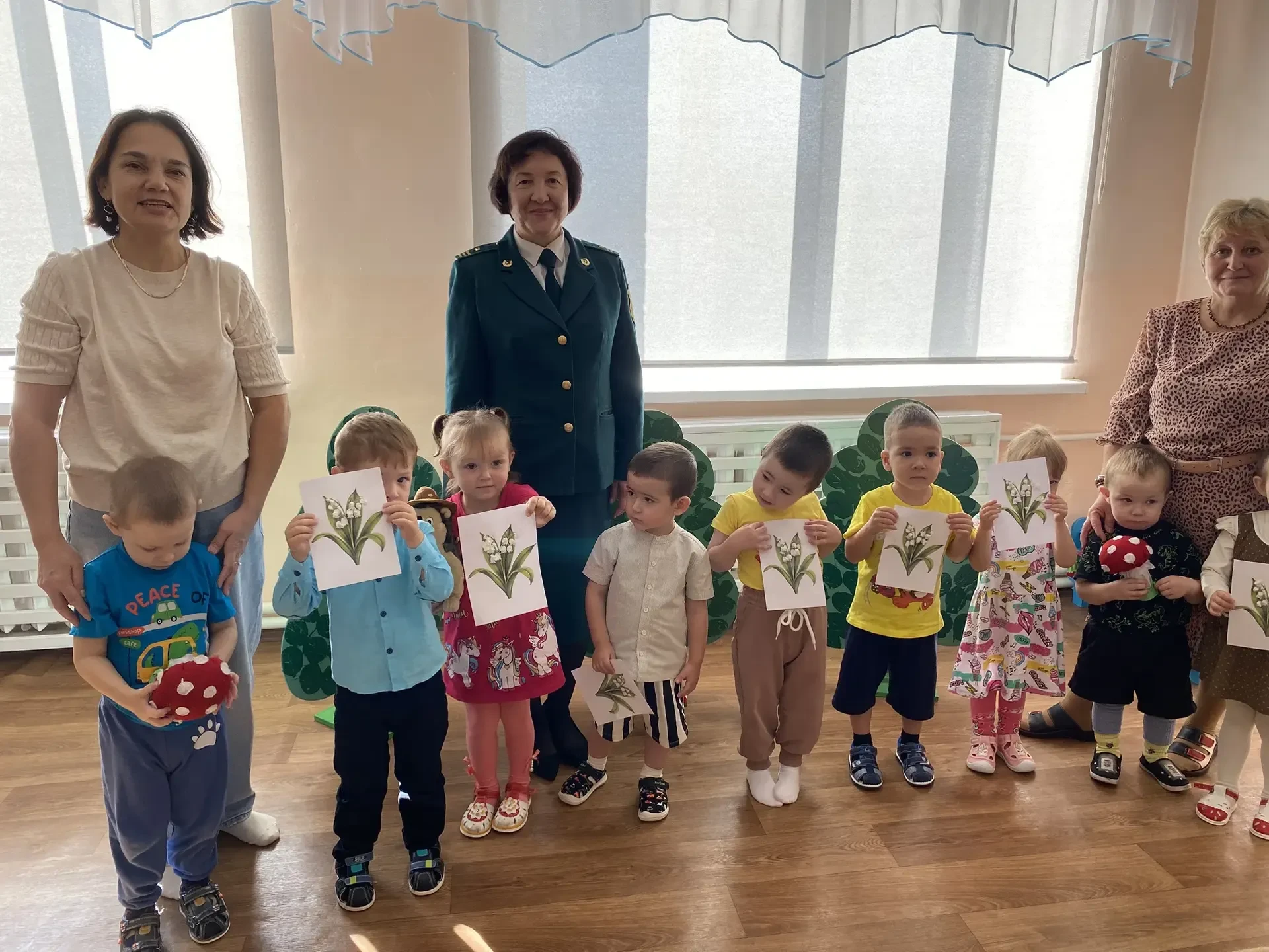 🌿Первое знакомство малышей с специалистами по охране природы