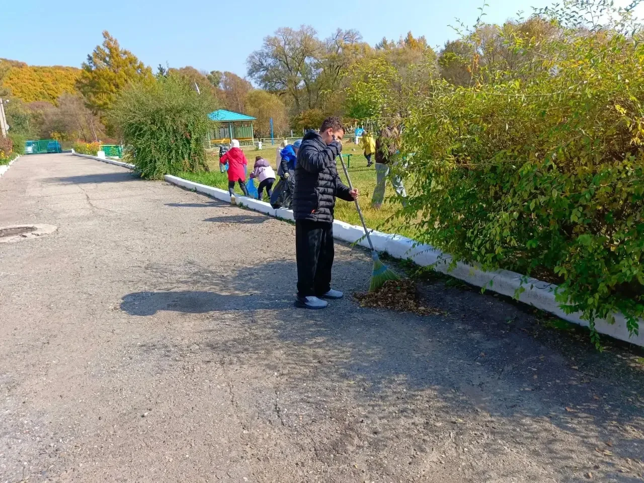 Субботник — дело общее! Сегодня учителя и ученики дружно вышли на уборку территории. Шк...