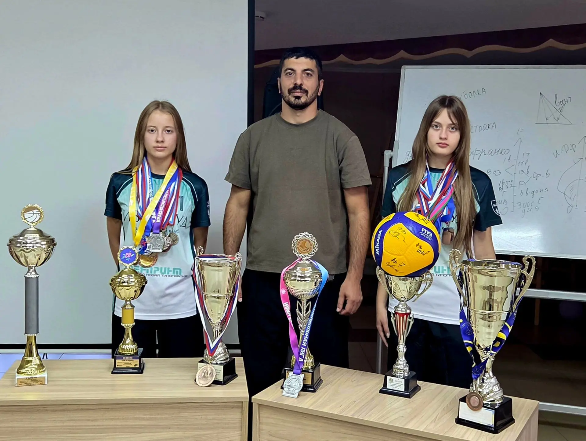 Спортсмены в гостях у художников! 🏐🎨