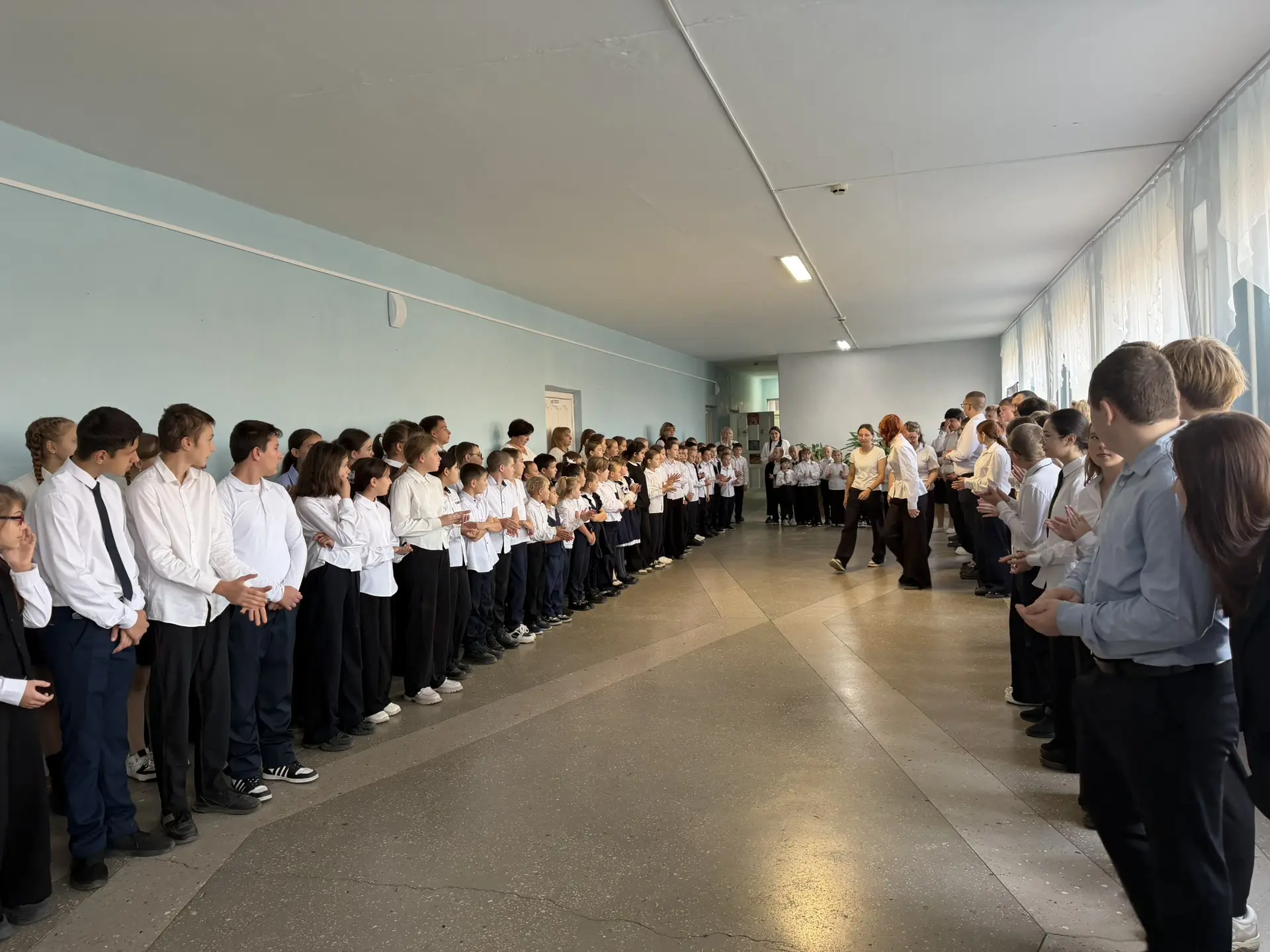 Традиционная торжественная линейка в нашей школе 🎓