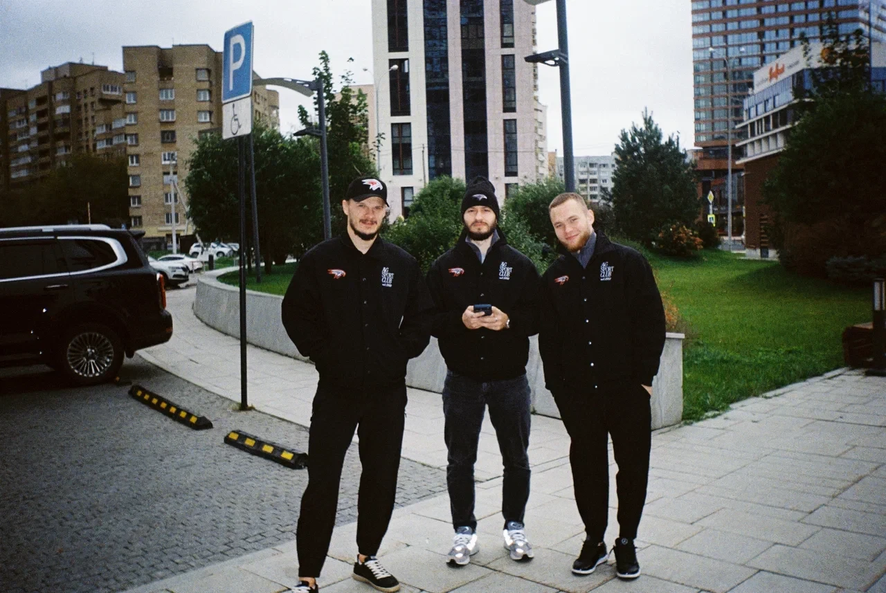 📸 Перед вами атмосферный взгляд на выезд команды через объектив плёночной фотокамеры!