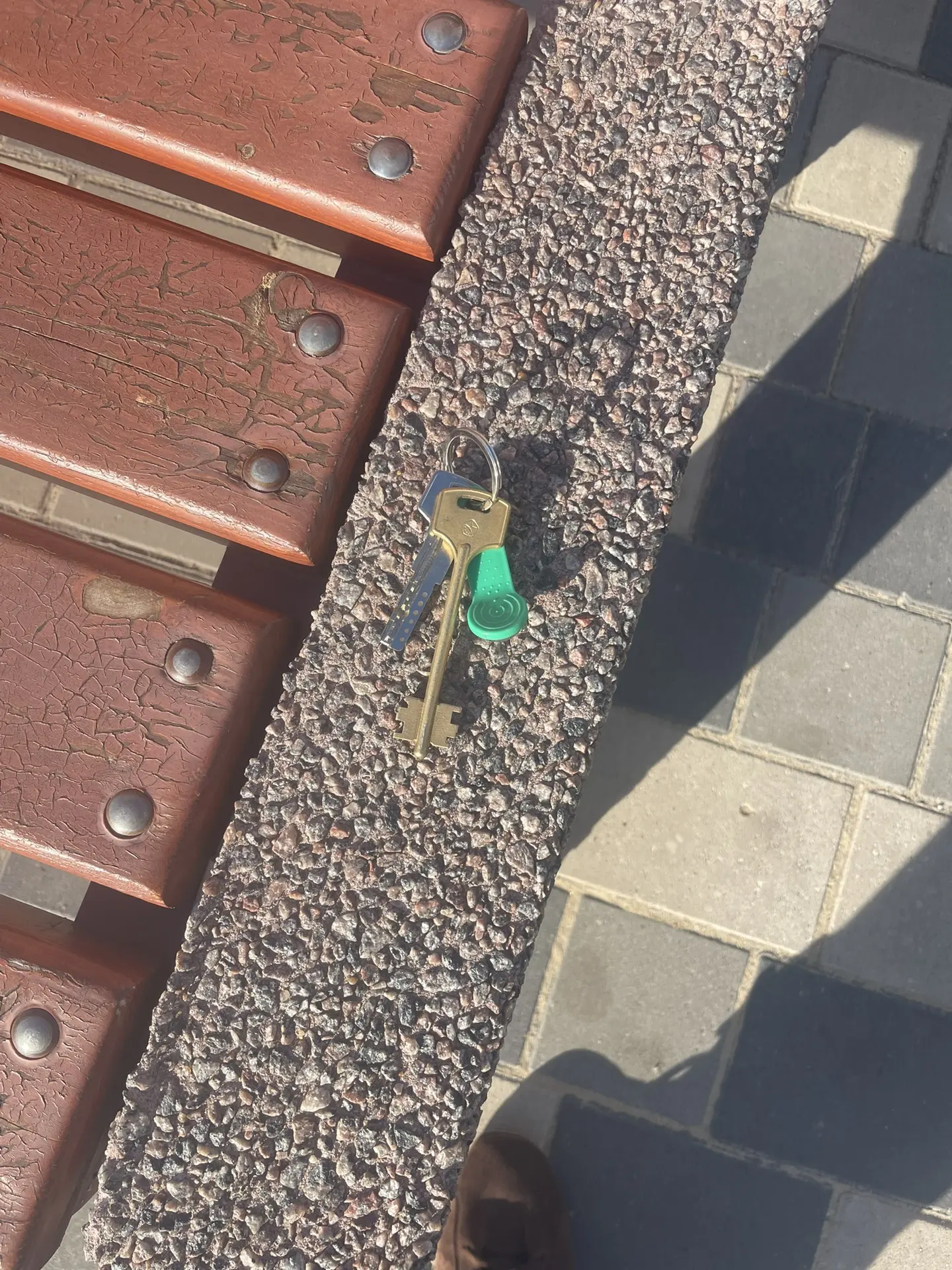 В авиапарке на лавке забыли ключи, заберите в пятерочке 156/3