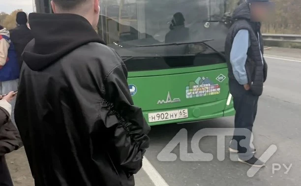 Очевидец: колесо лопнуло у пассажирского автобуса по дороге из Новотроицкого в Южно-Сах...