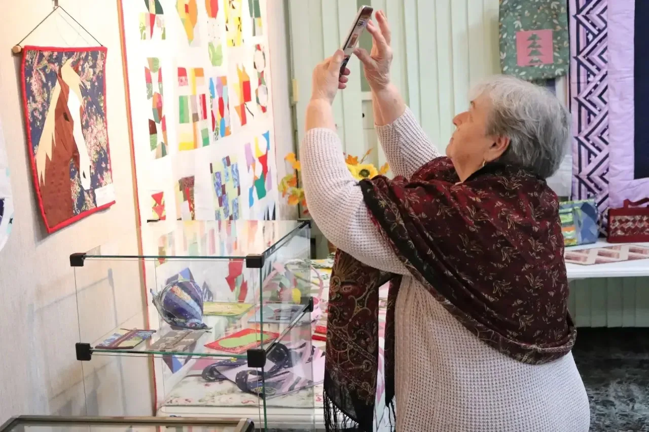 🧶 В Пущино открылась выставка «Лоскутная история» Елены Кузьминой