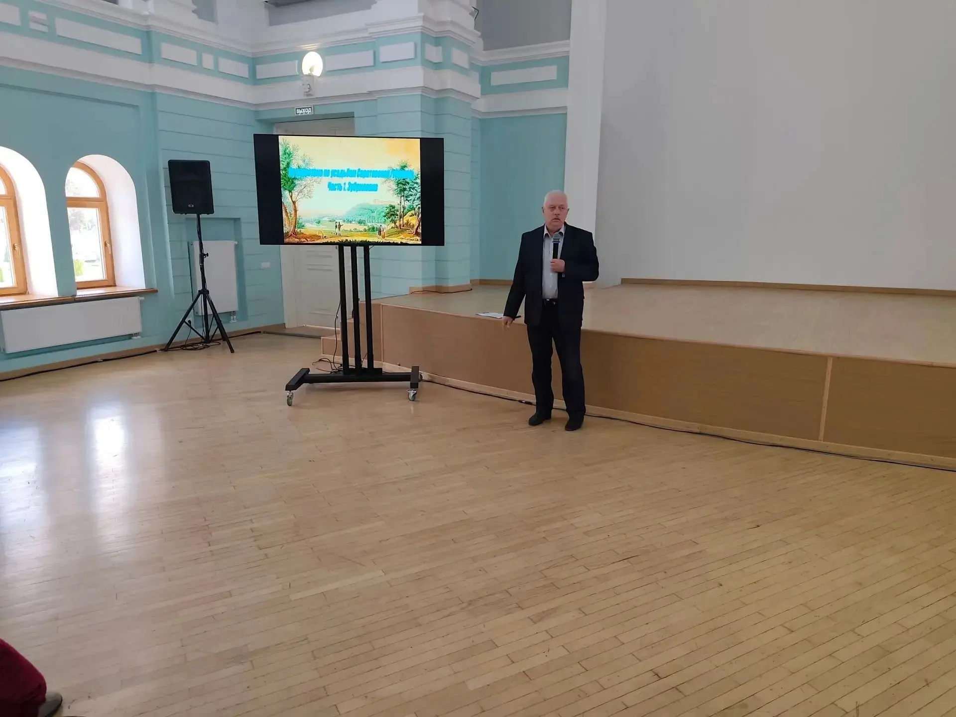 Преподаватели истории и студенты Саратовского архитектурно-строительного колледжа  посе...