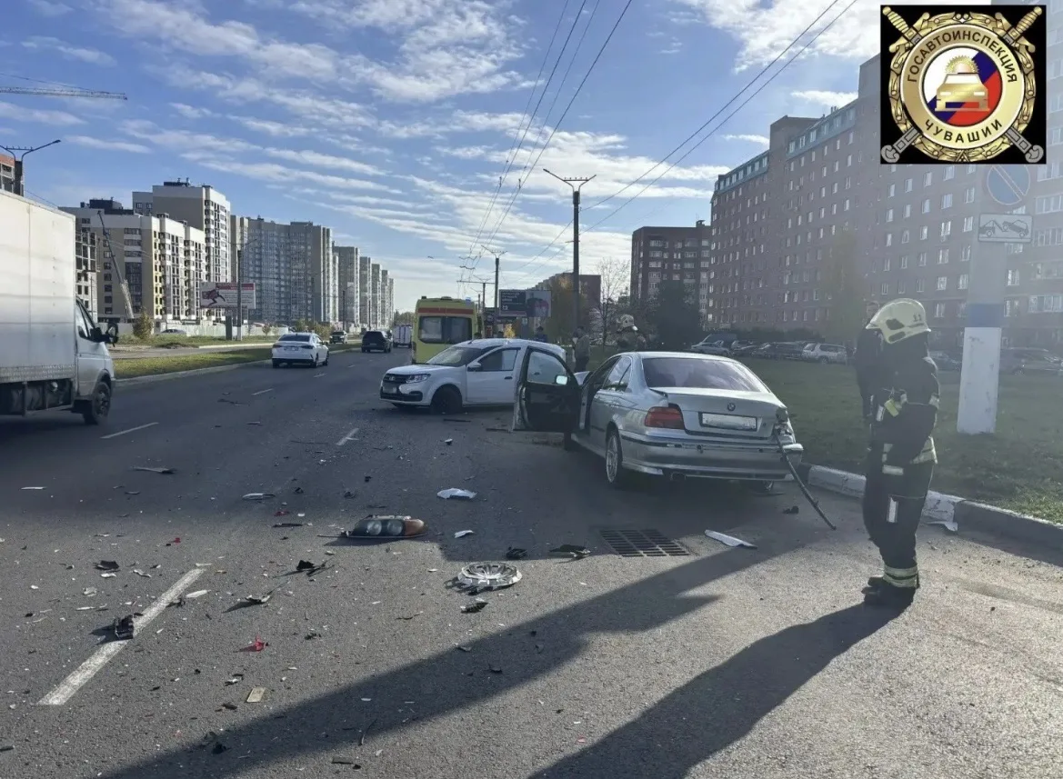 В Новочебоксарске утром 12 октября BMW врезалась в припаркованный «Ларгус». По информац...