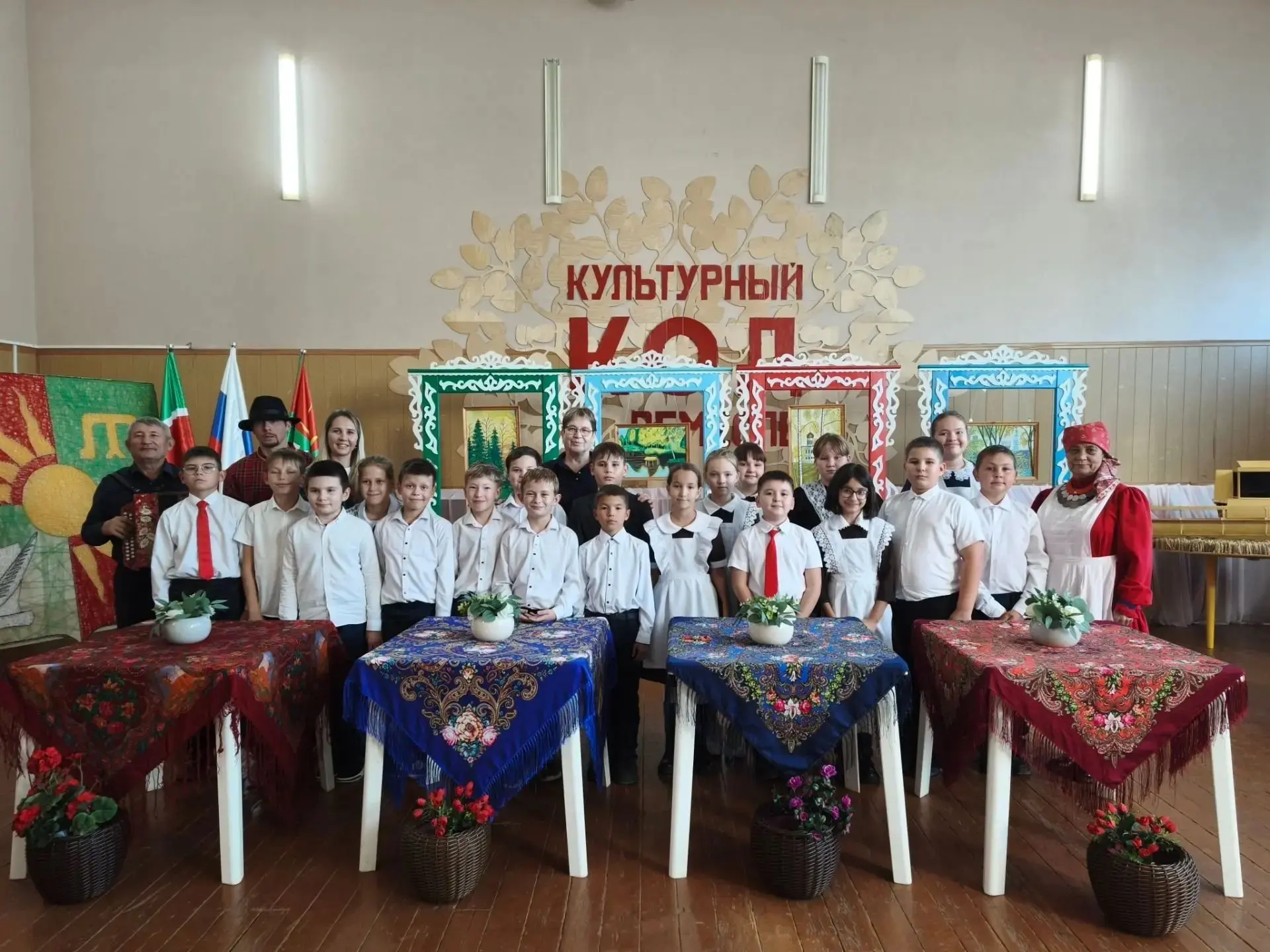 Школьники Заинска расписали осенние платки