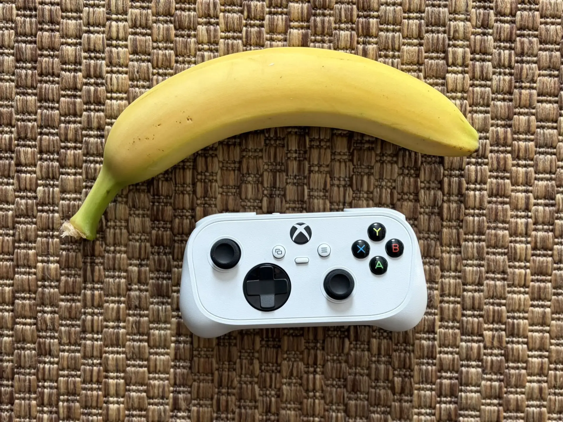 🍌 Новый Nano Controller от Xbox сравнили с бананом и другими окружающими прелестями.