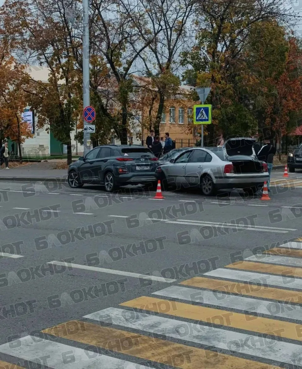 ДТП с участием трёх машин возле Донецкого театра кукол