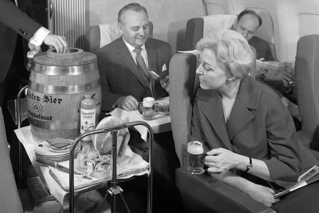 На фотографии запечатлён фирменный сервис немецкой авиакомпании Lufthansa начала 1960-х...