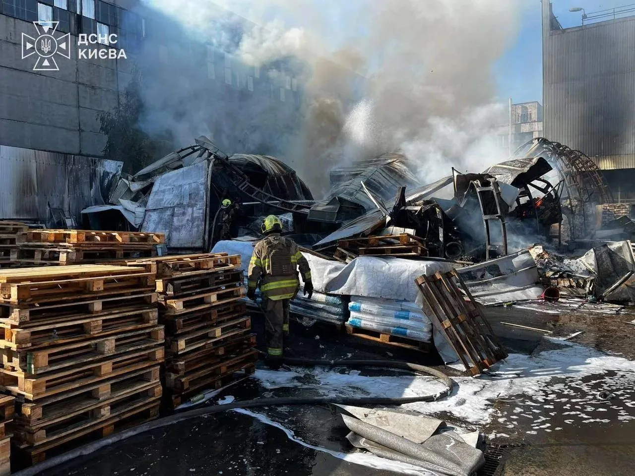 Наши дроны уничтожили ещё один вражеский склад в Соломенском районе Киева🔥