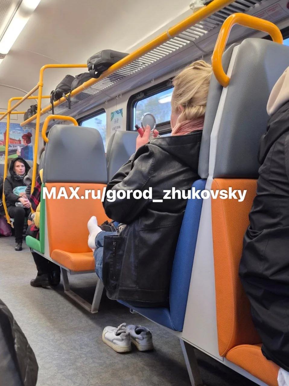 Если не накраситься, подумают, что из колхоза..
