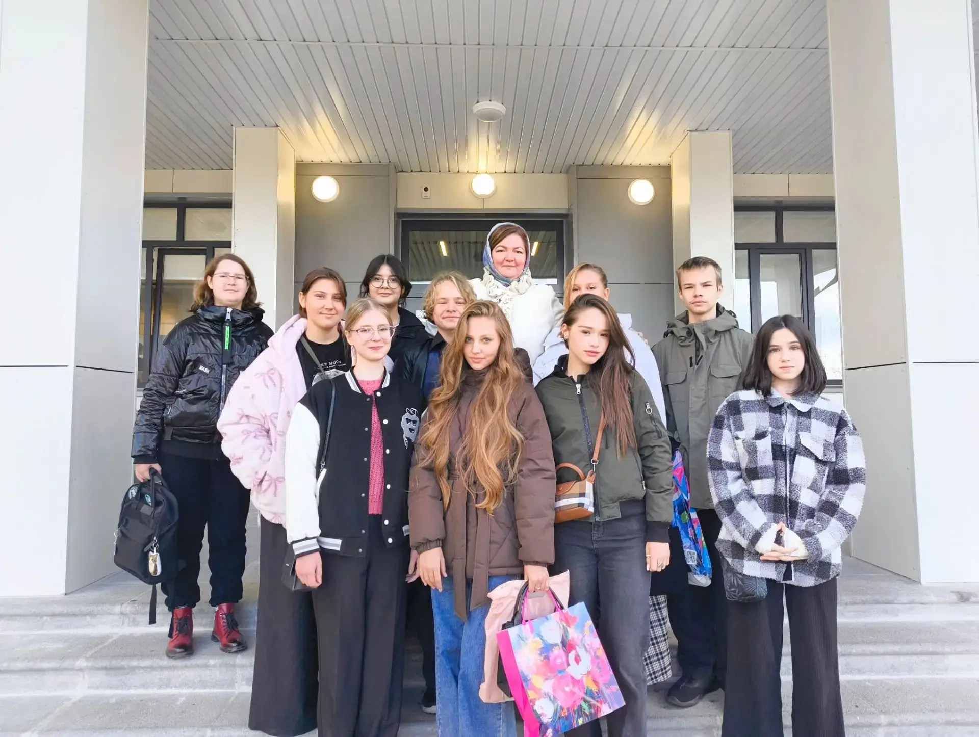 Обучающиеся  отделения "Искусство театра" со своим преподавателем Светланой Ивановной А...