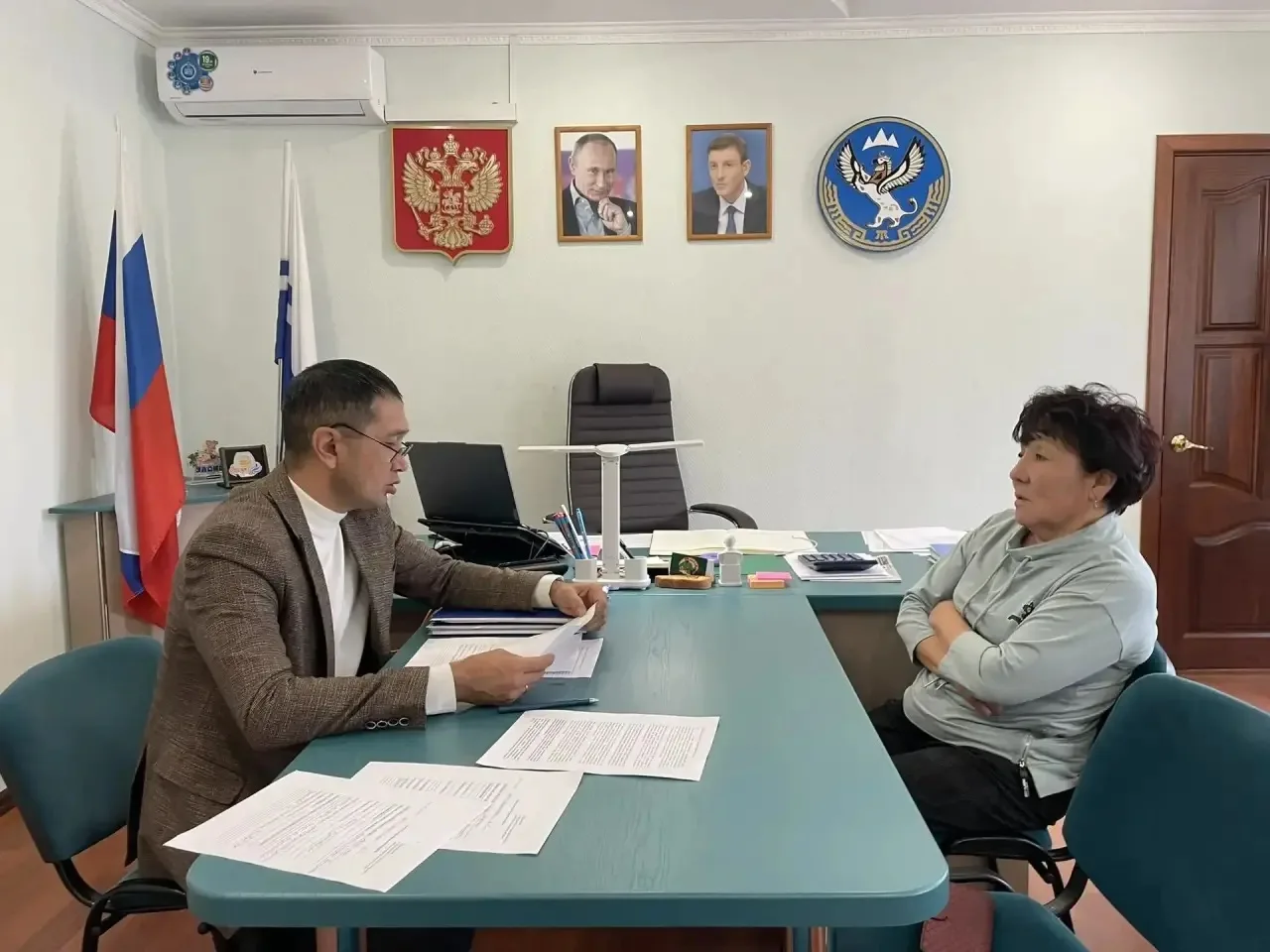 Провёл очередной приём граждан. Земельный вопрос беспокоил двух жителей района, одно об...