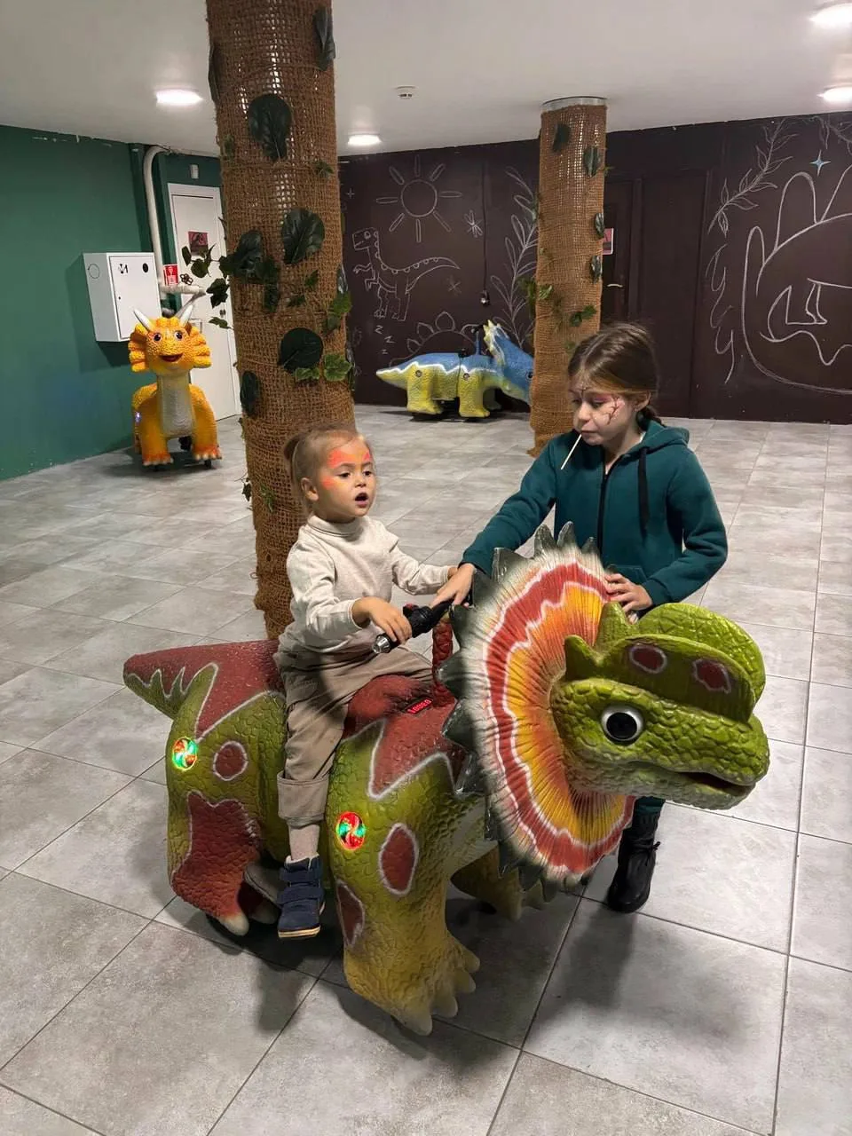 Где можно познакомиться с динозаврами в столице? 🦕