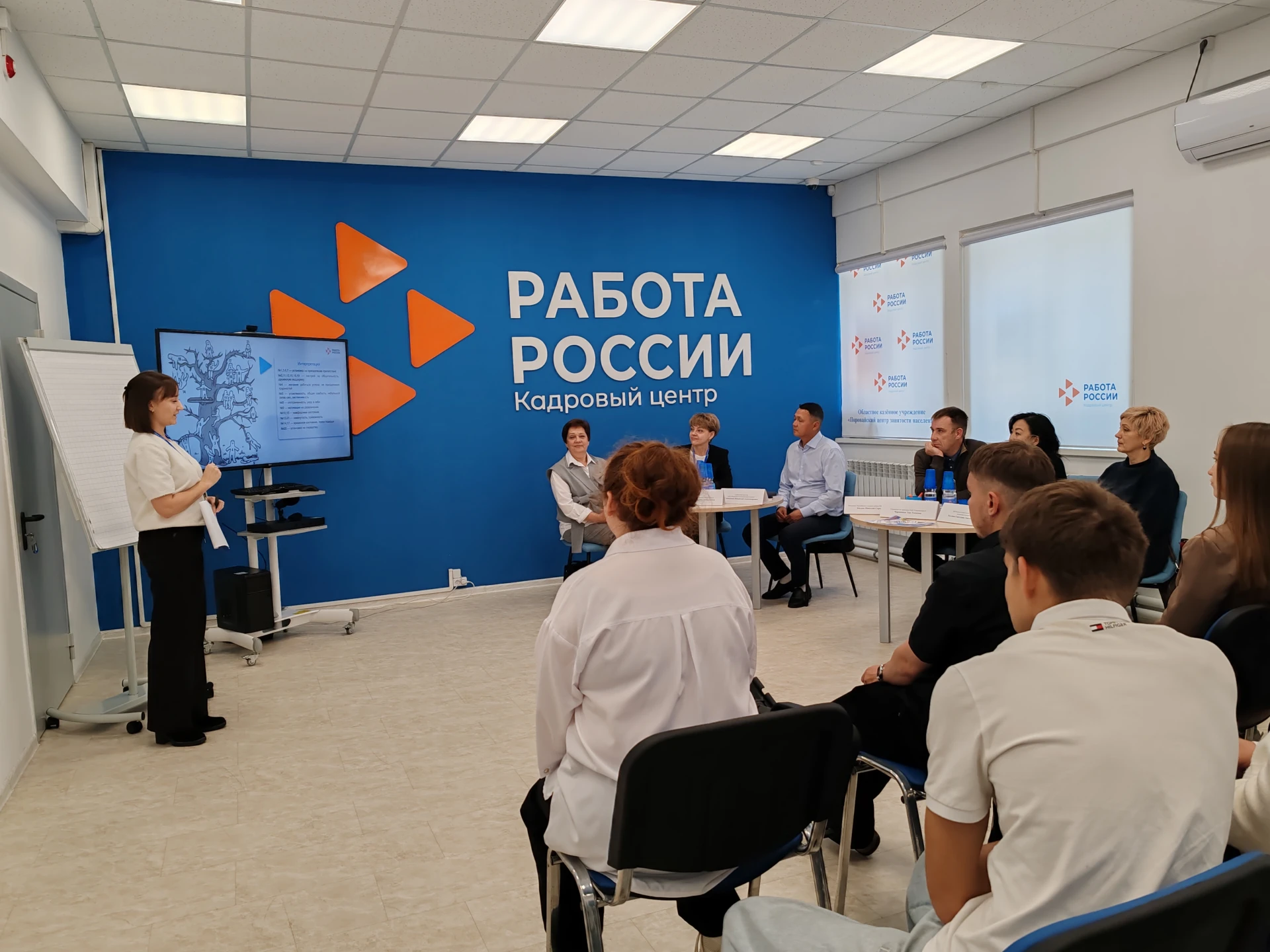 🤝 Студенты и работодатели встретились напрямую: в Поронайске прошел брифинг Кадрового ...