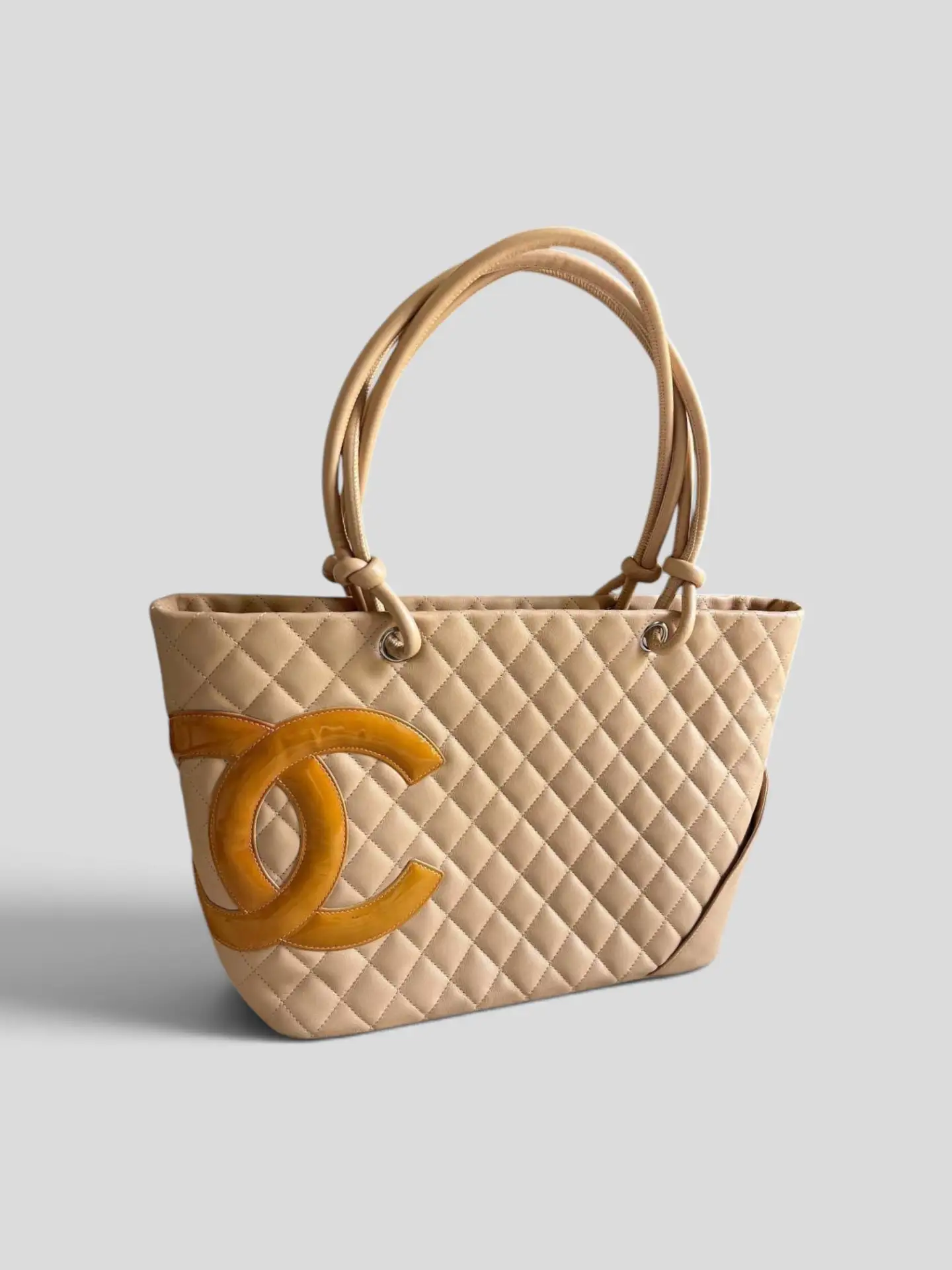 Сумка Chanel Cambon Medium в отличном состоянии. В комплекте: аутентик.
