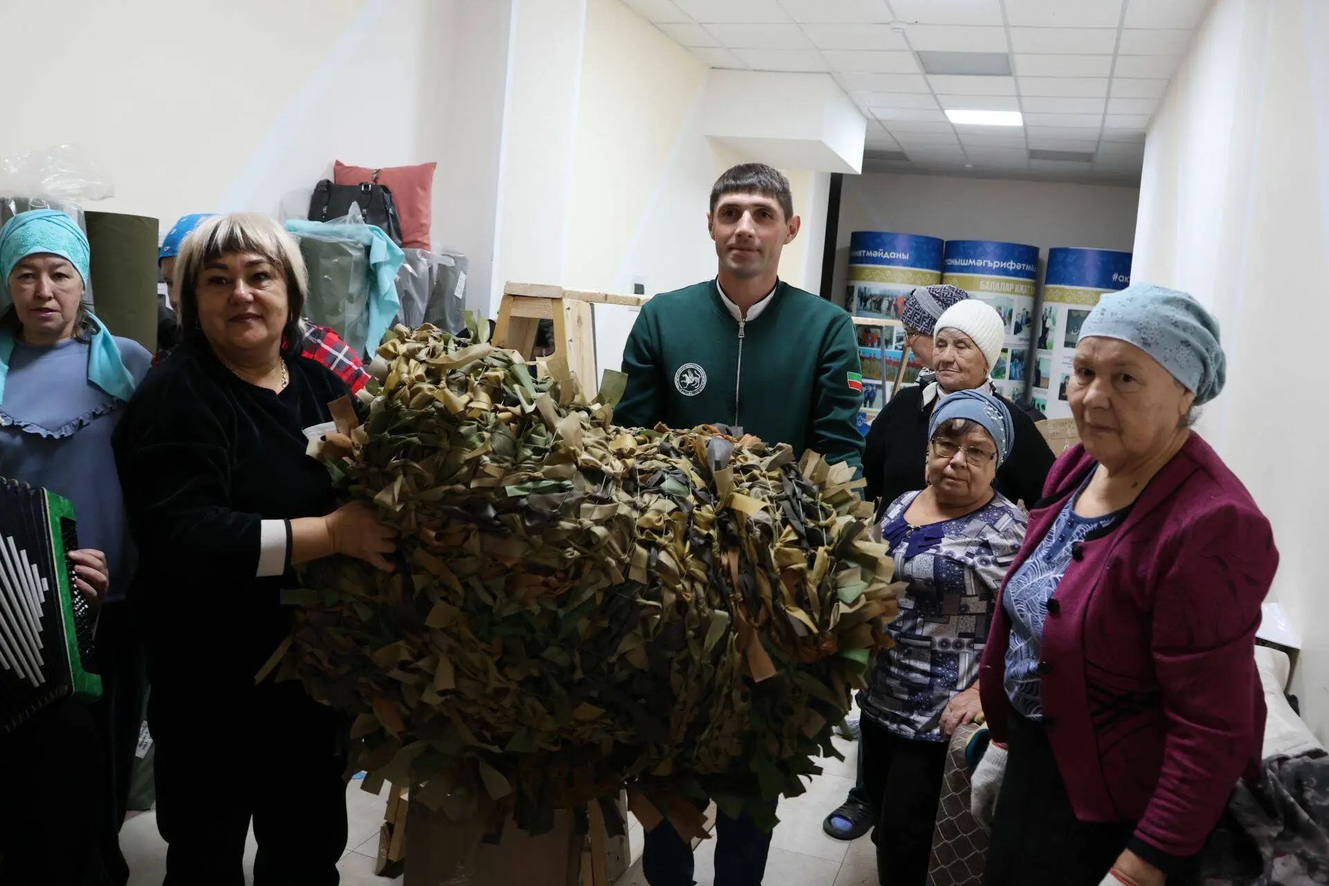 В Актаныше люди с ОВЗ объединились для плетения масксетей бойцам СВО