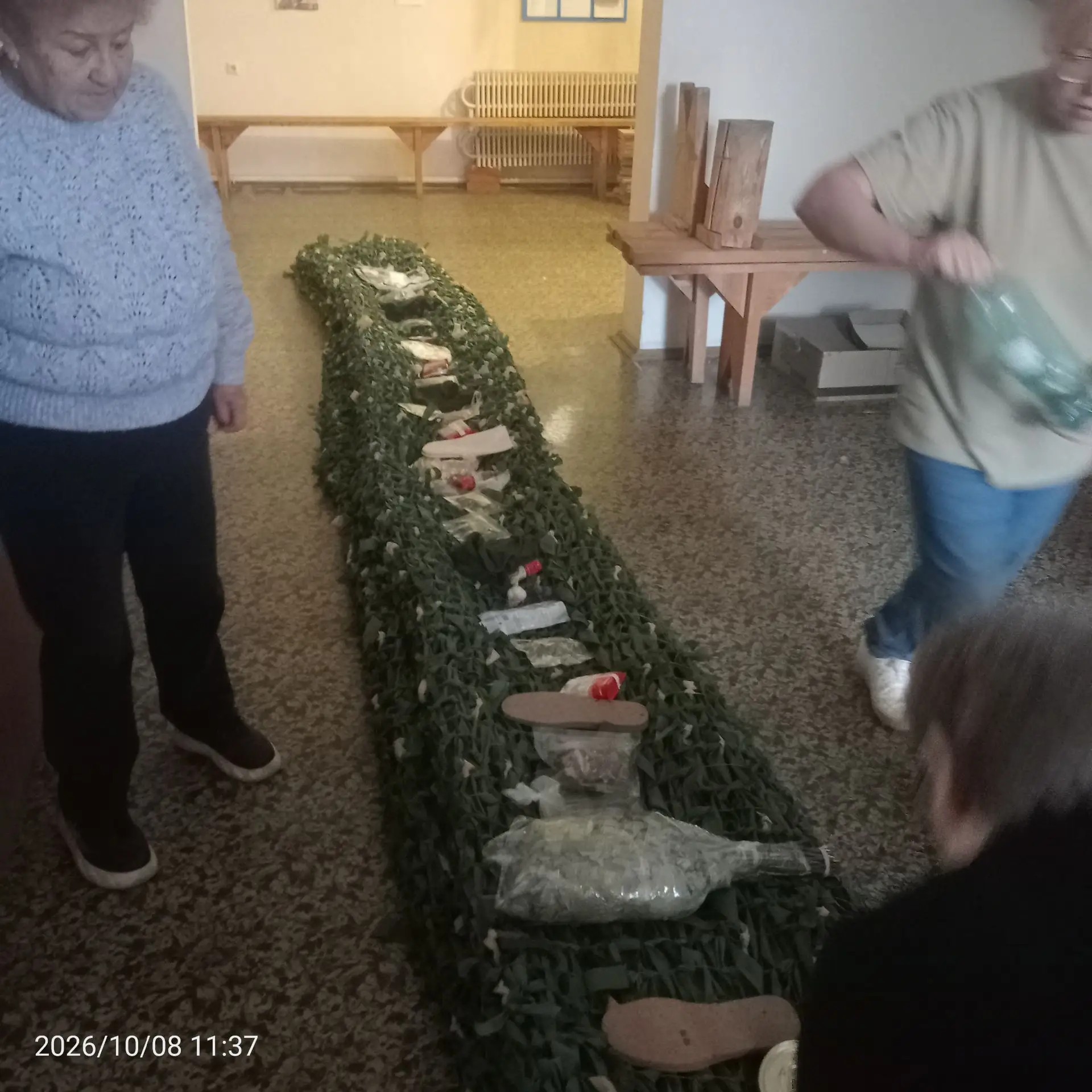 Куярские активные женщины продолжают ежедневно плести сети! В сети кладут все что нужно...