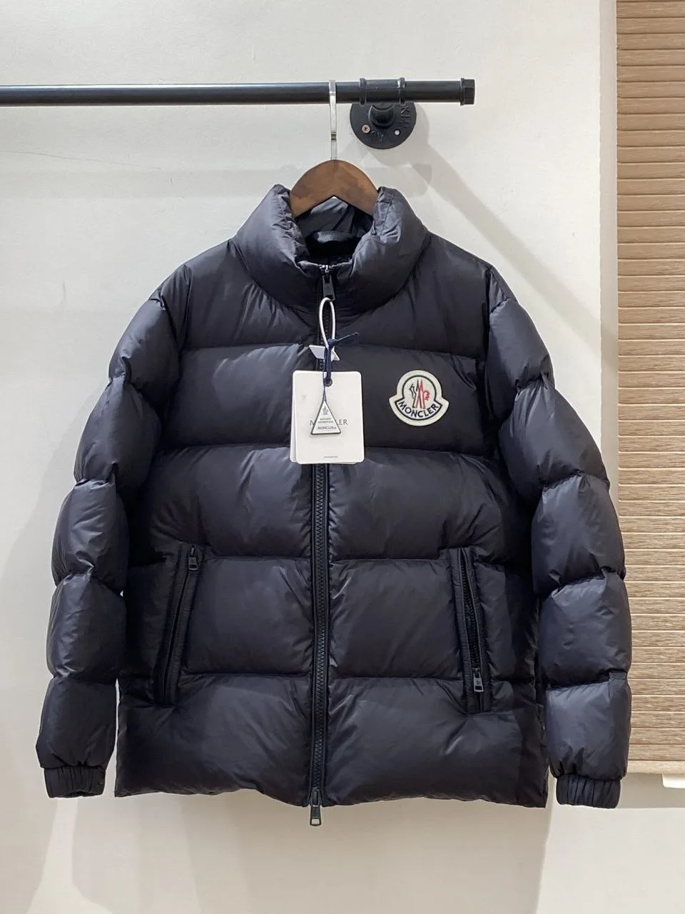 Фото и видео черных пуховиков Moncler прямиком из Китая, со склада продавца)