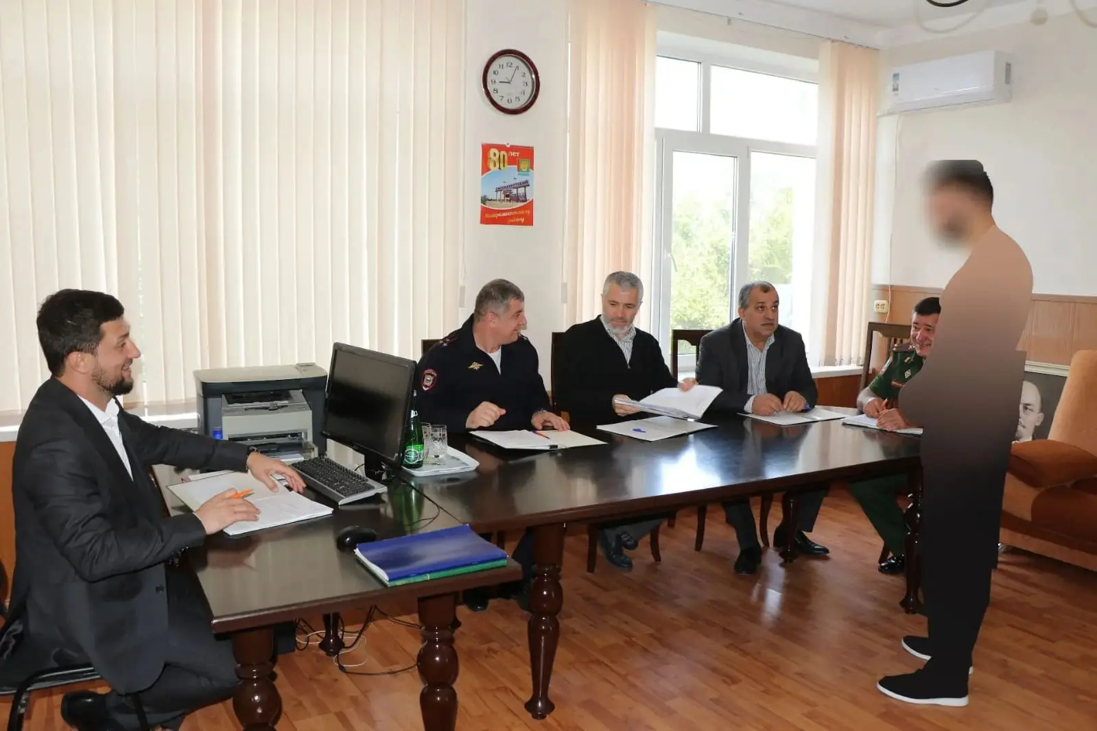 Глава Магарамкентского района, председатель призывной комиссии Нариман Эфендиев встрети...