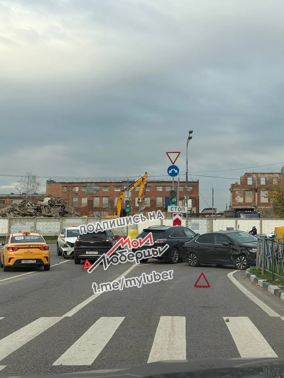 Авария у Вечного огня на Октябрьском проспекте