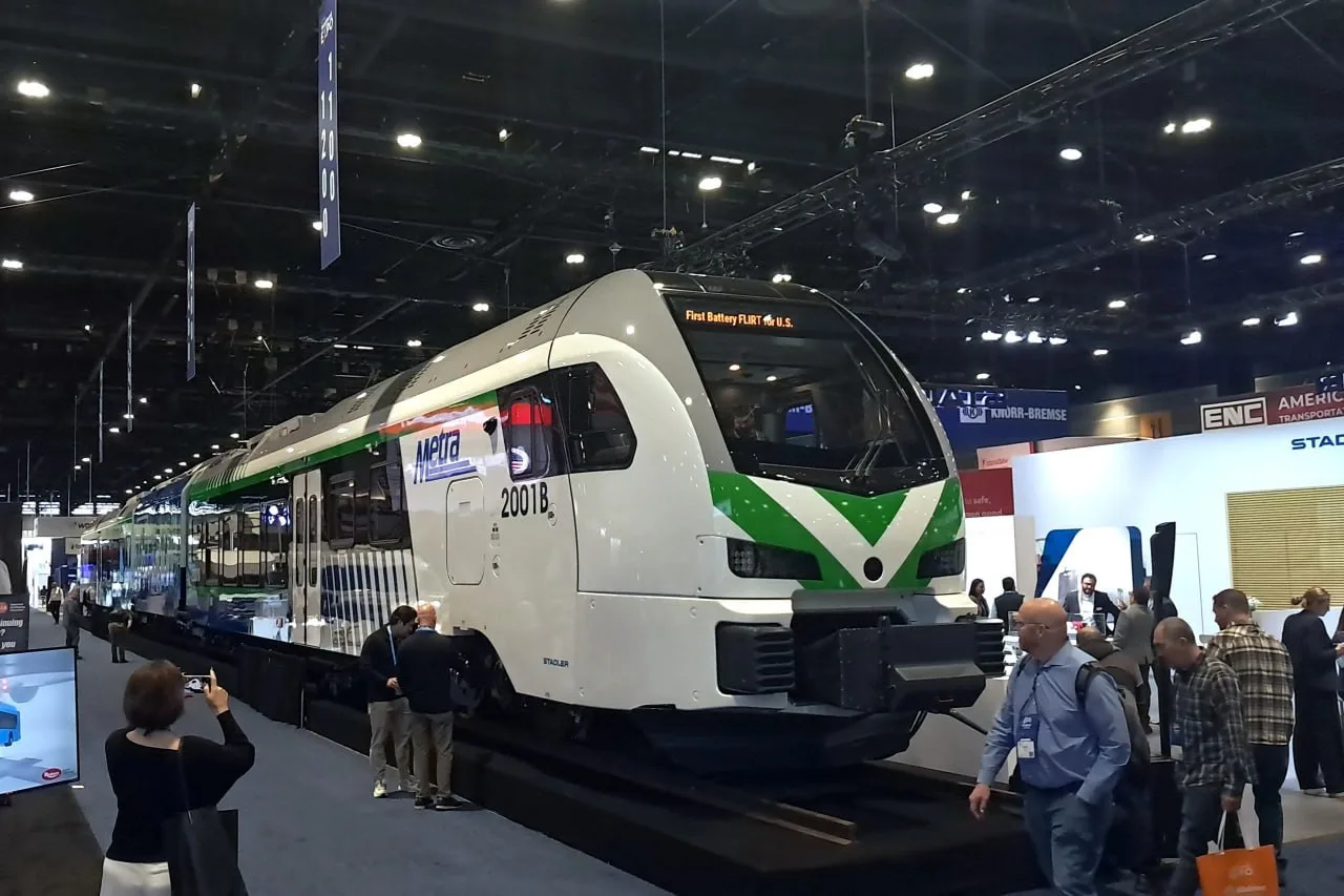 Stadler представила первый контактно-аккумуляторный поезд для рынка США
