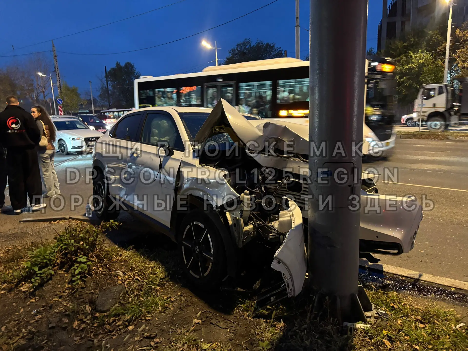 Во Владивостоке на Столетии водитель Honda устроил массовое ДТП и впечатался в столб
