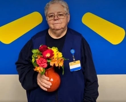 СОТРУДНИЦУ WALMART ПОЗДРАВИЛИ С 44 ГОДАМИ РАБОТЫ БУКЕТОМ В ВАЗОЧКЕ 😐