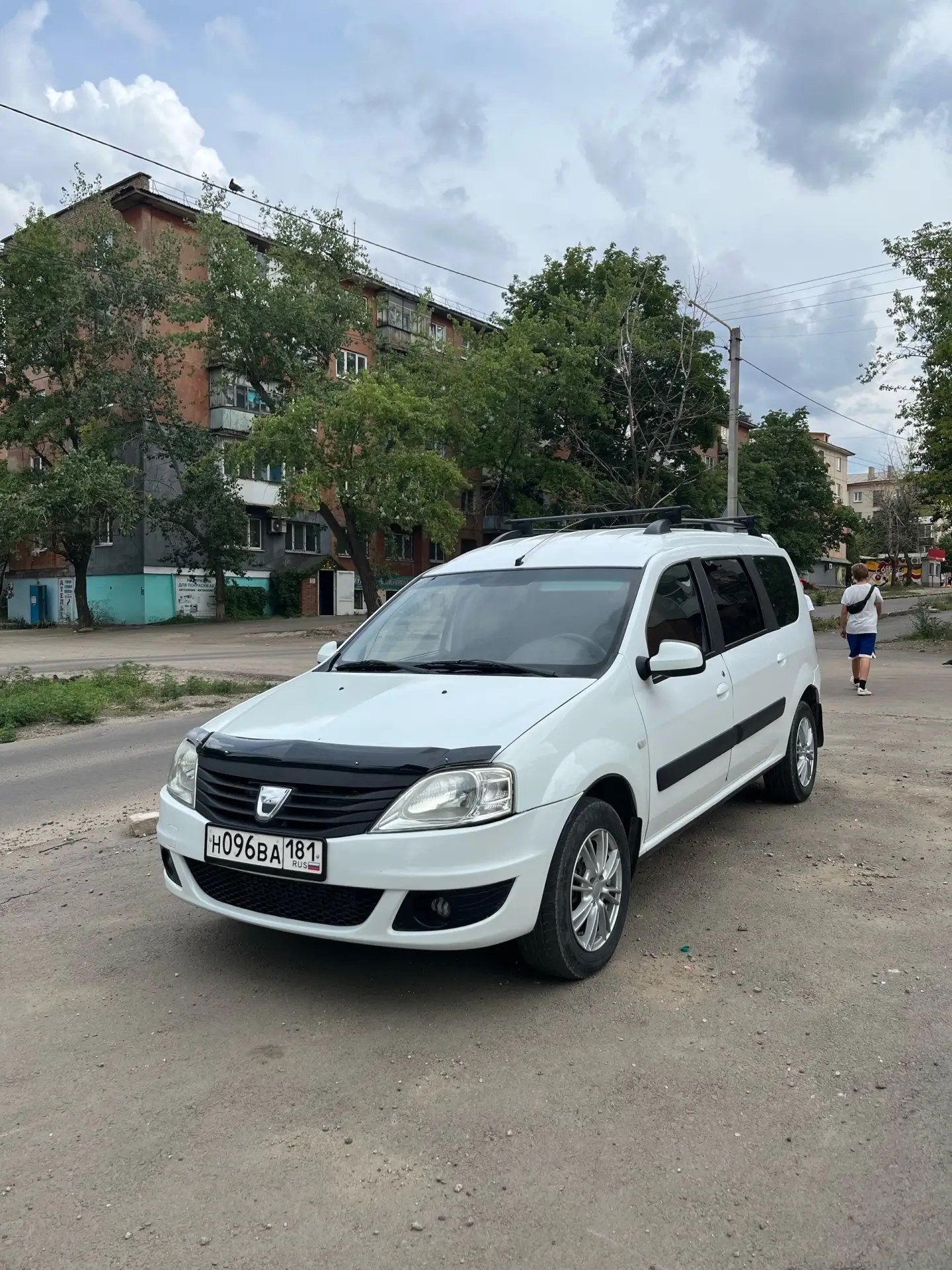 Dacia Logan 2008 год , 1.5 турбо-дизель. Около 4 литров расход по городу. За машиной сл...