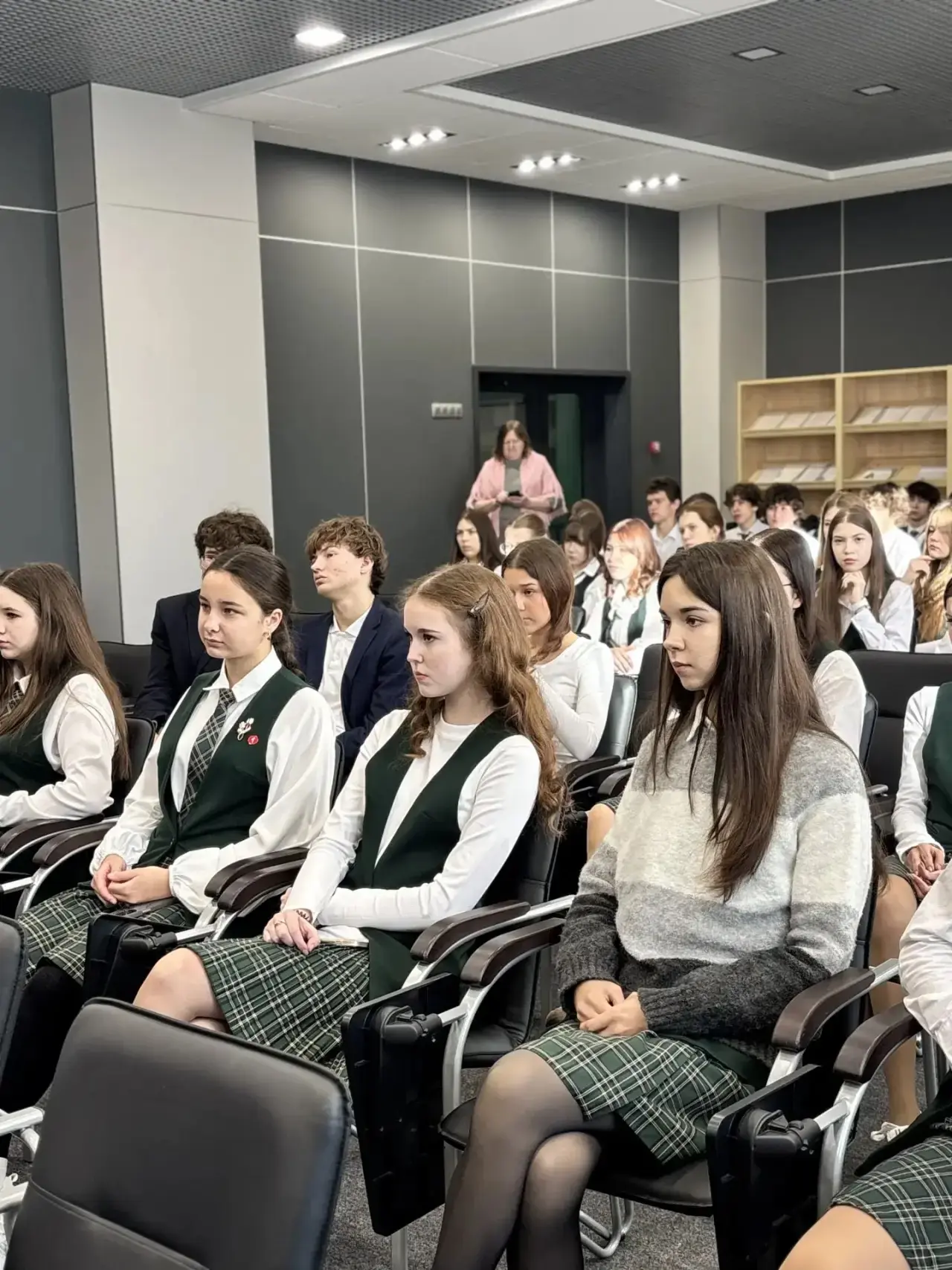Встреча с будущим: студенты и преподаватели КИУ в гостях у нашей гимназии! 🎓