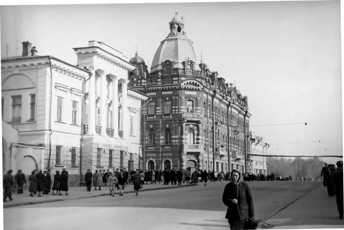 Проспект Ленина у краеведческого музея. 1950-е гг