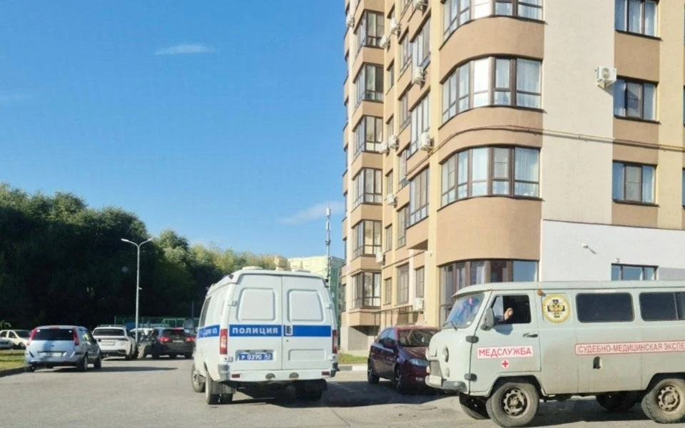 Под окнами дома нашли тело мужчины...