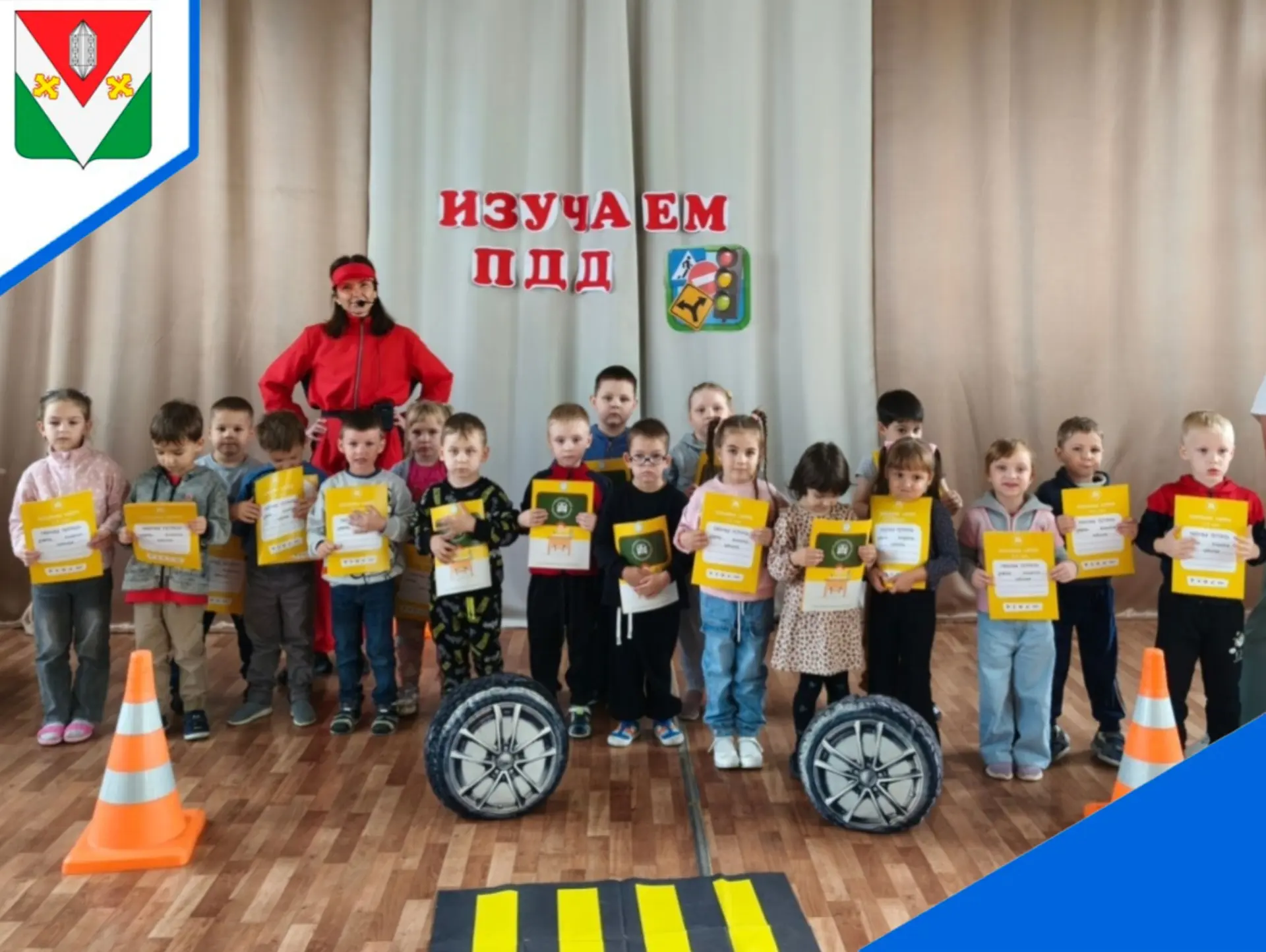В игровой доступной форме ребята старшей группы  продолжали изучать  правила  для пешех...