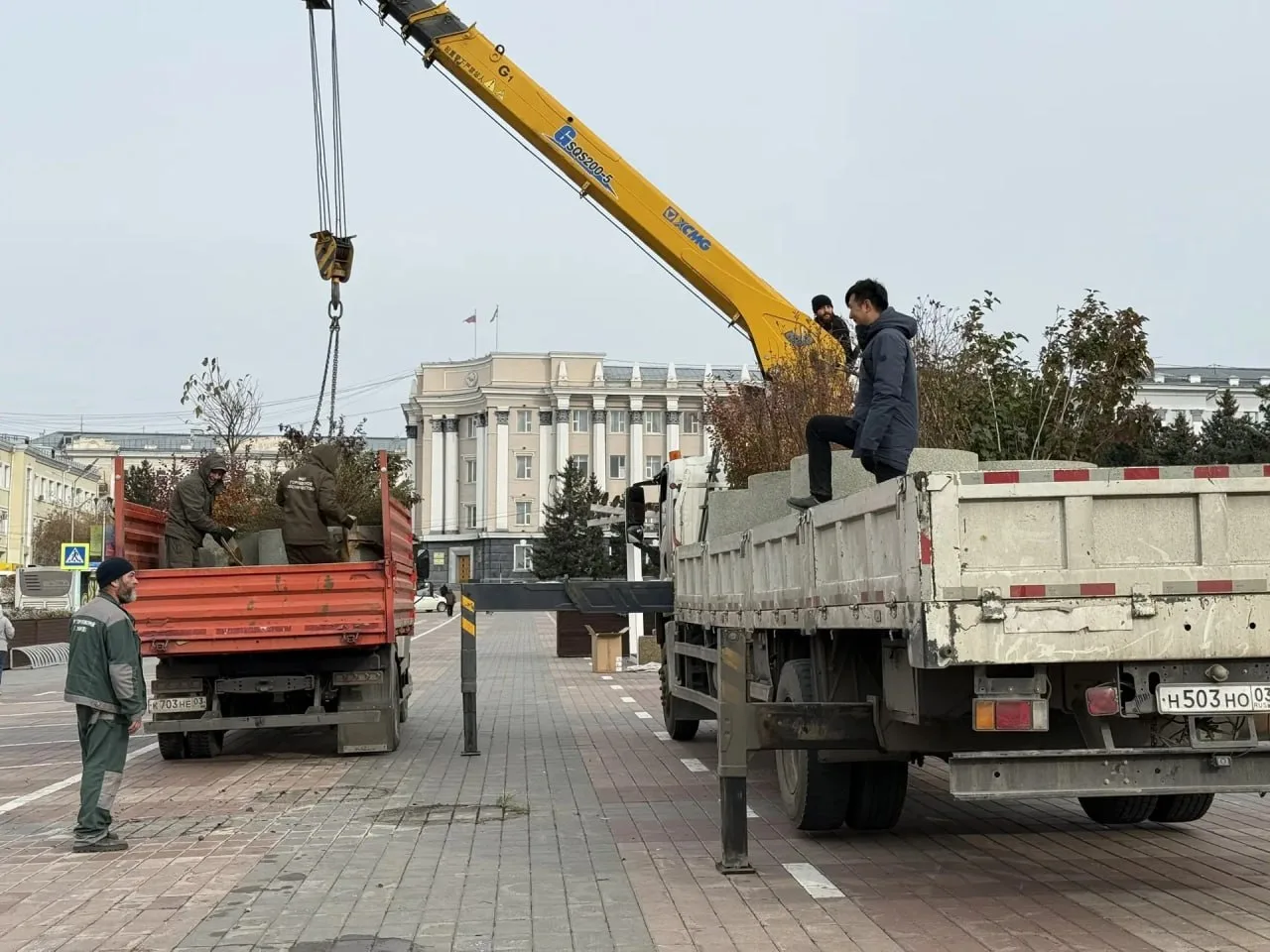 На площади Советов разбирают летнюю зону