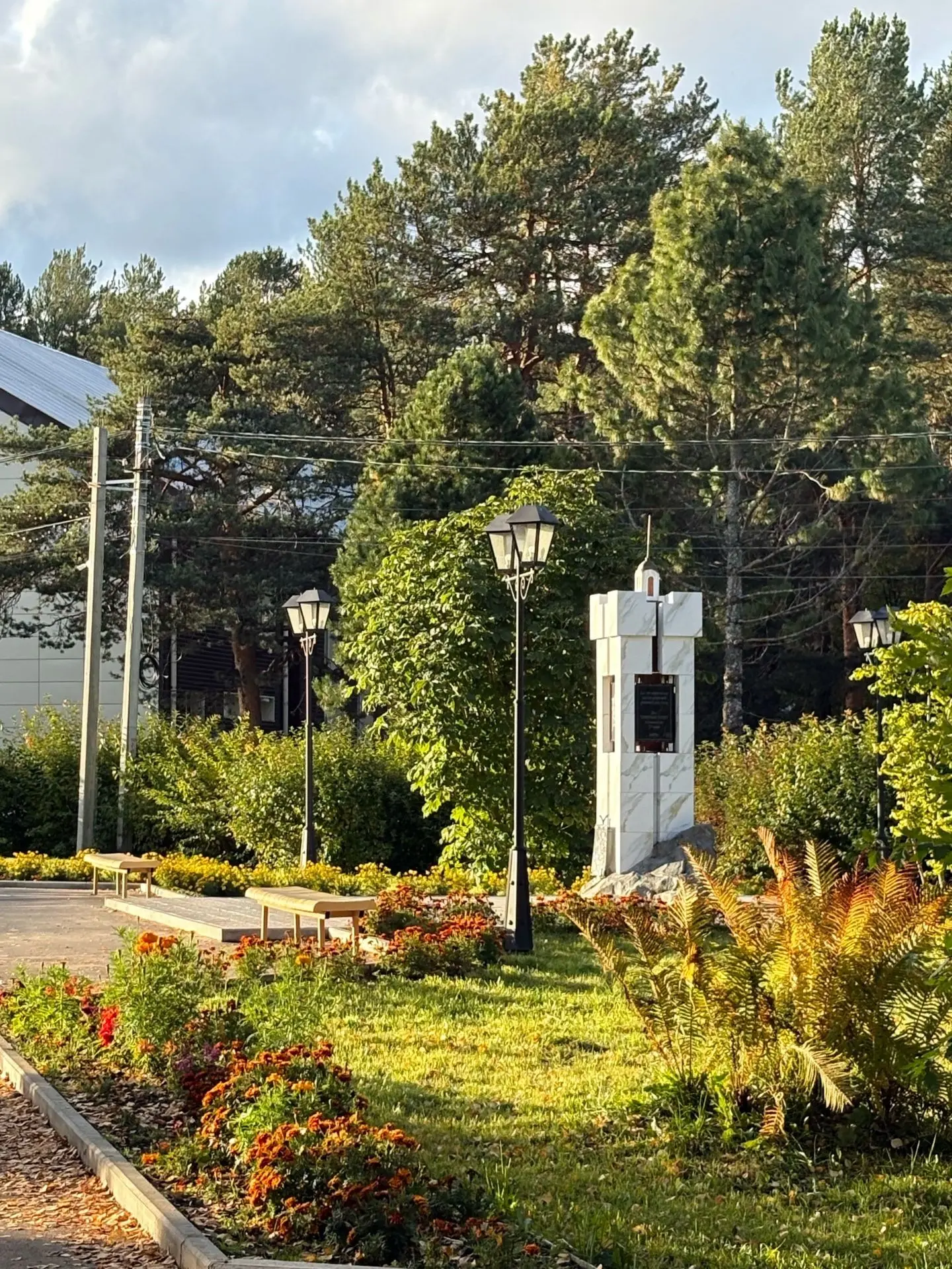 🍂 Есть места, которые становятся сердцем села - и территория у стелы в честь 550‑летия...