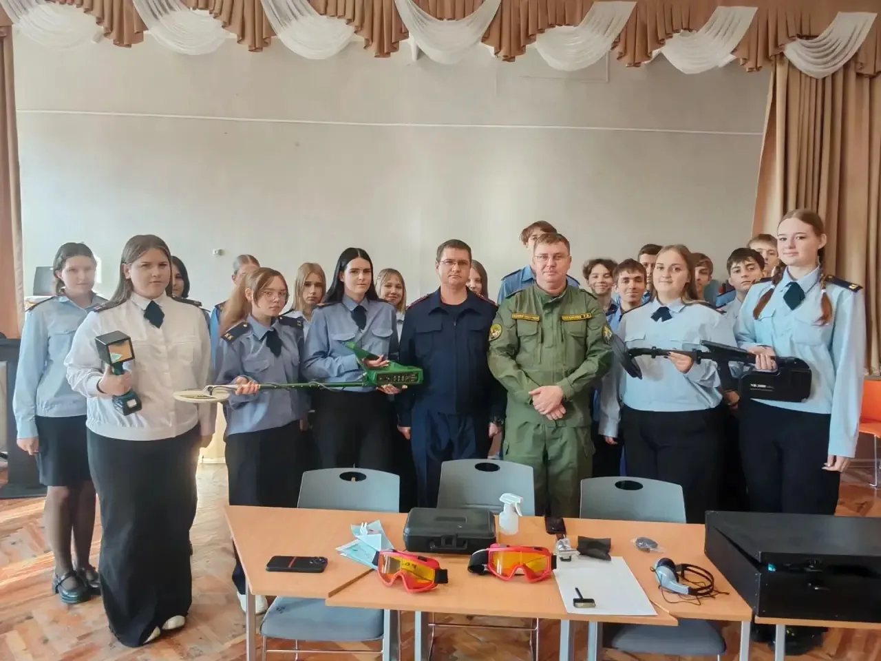 👮‍♂️Владивостокские криминалисты СК России провели урок для кадетов школы в городе Артёме