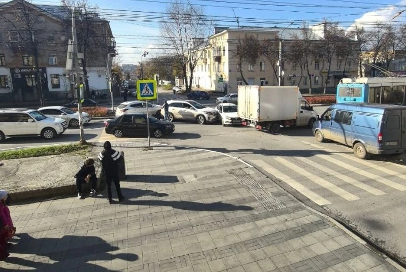 На пересечении Орловской и проспекта Автозаводцев произошло ДТП с участием легковых авт...