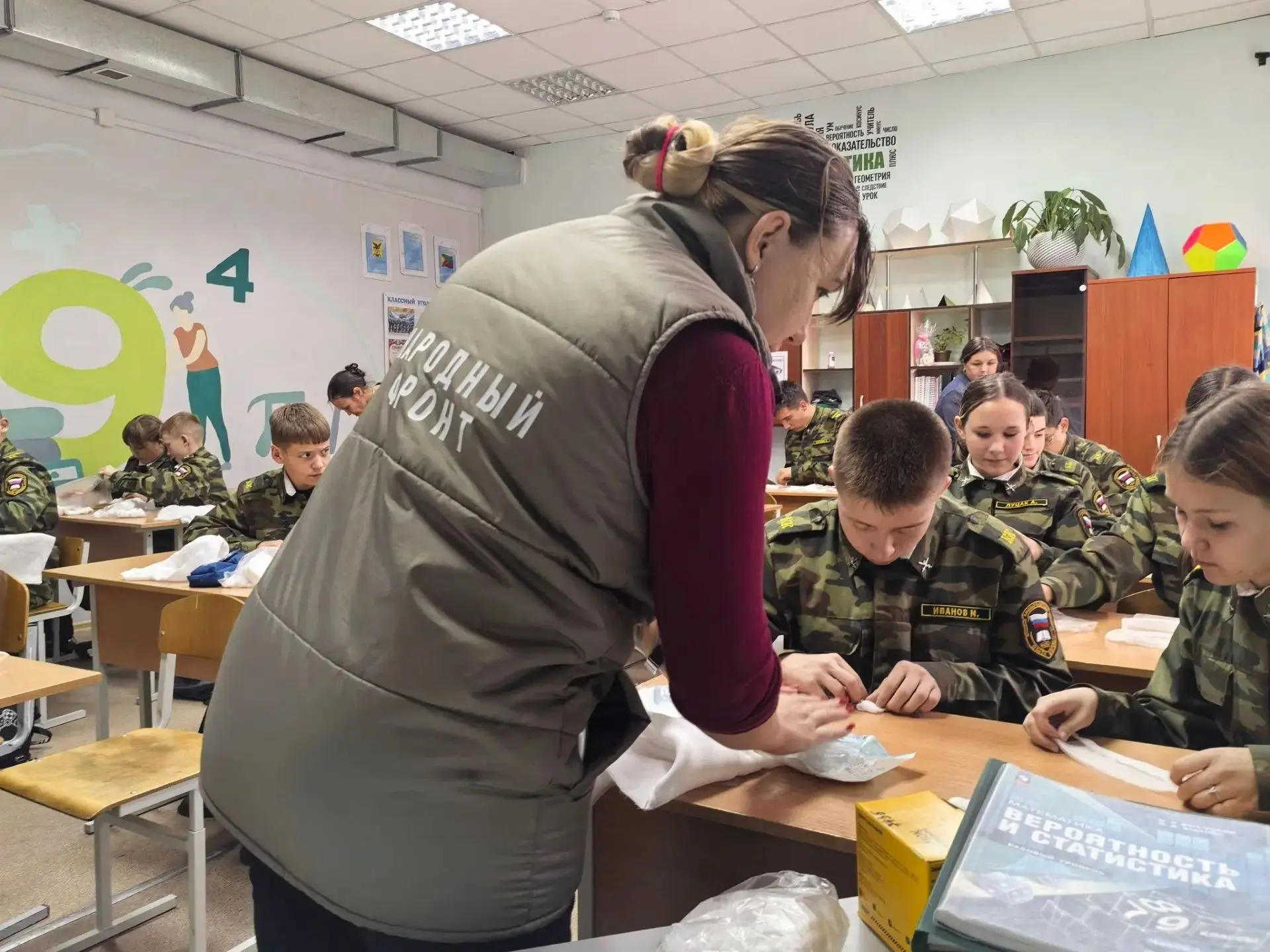 «Когда забота в каждой складочке: кадеты вместе с волонтерами делали повязки для фронта»