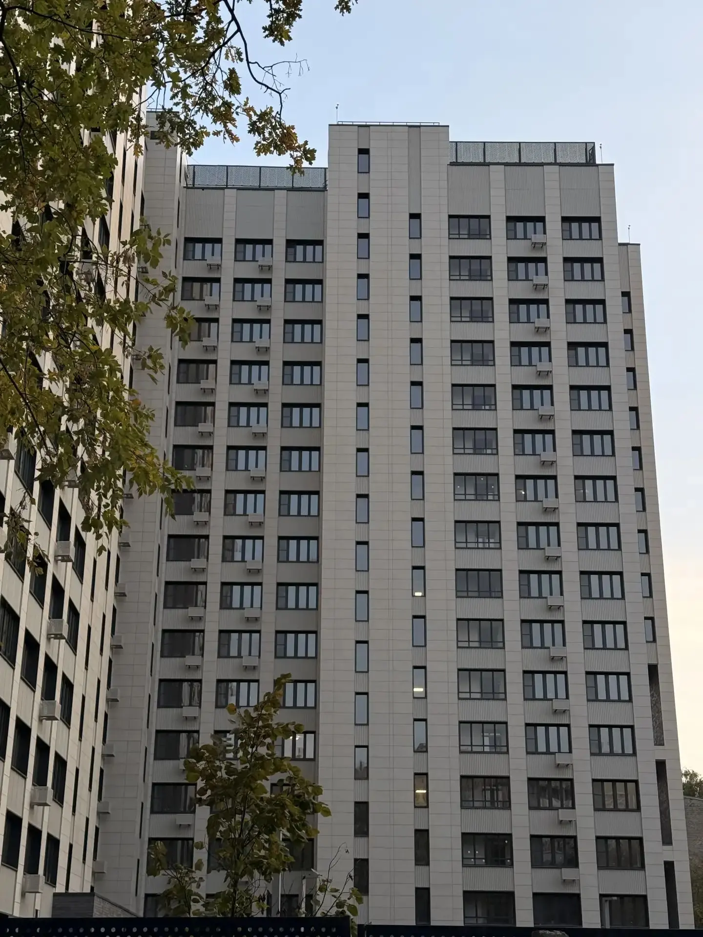 Когда город готовится ко сну, а осень только вступает в права. 🌆