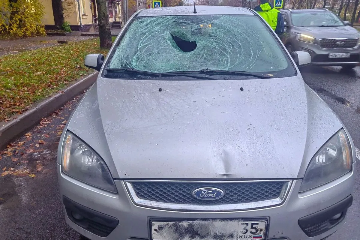 В Череповце 10-летний ребенок на электросамокате попал под колеса иномарки