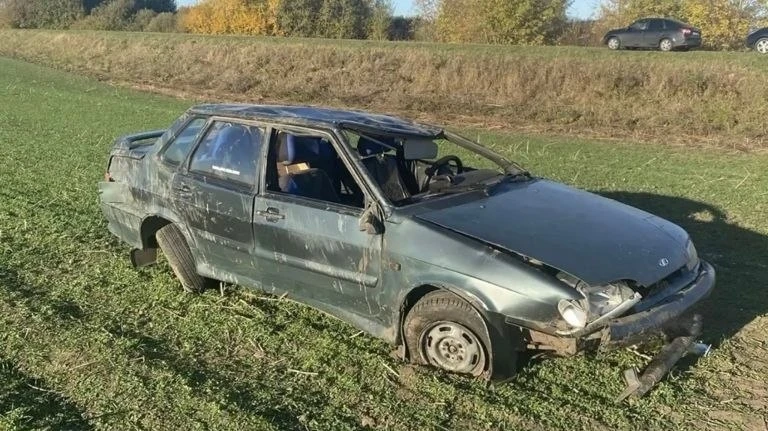 ВАЗ вылетел в кювет и перевернулся