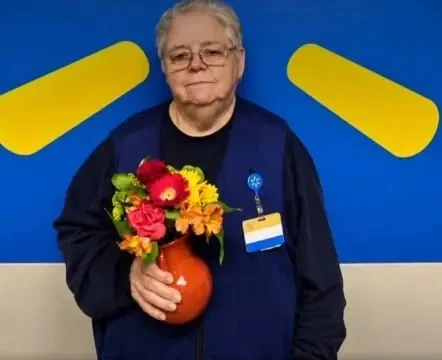 Корпорация Walmart подверглась критике в социальных сетях из-за подарка, врученного сот...